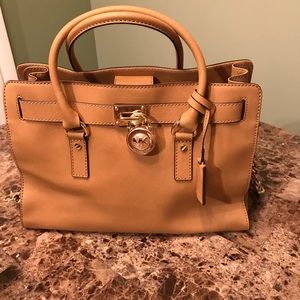 Sold ♥️ Large Authentic’s tan Michael Kors bag.